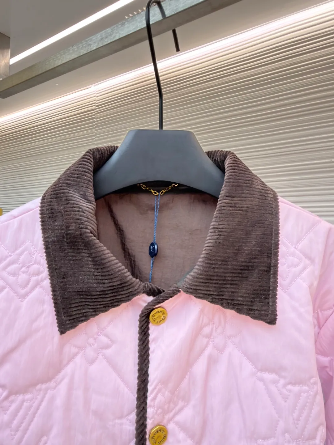 LOUIS VUITTON x Tyler spliced fitted lapel jacket ●Item number: 1681560-B15 ●Material: cotton fabric ●Technology: positioning cutting machine ●Color: light pink ●Version: fitted version ●Weight: about 535 grams ●Size: 44-46-48-50 ●Description: The padded cotton jacket uses a light design to control the changing seasons, showing the bright style of the brand's collaboration with Tyler, full-frame Monogram Cray graphic quilting adds elegance, while contrasting corduroy collar and trim add a preppy feel. Allover embroidered quilting with corduroy collar and trim, snap closure at front, front pockets with velvet trim and snap buttons, lining, and a great upper! The overall wiring is straight and delicate, the fabric is comfortable and soft, and the color is consistent without color difference. It can be matched with the same style to create a fashionable look and control various occasions. Customized accessories, complete with three standards, same style for men and women!